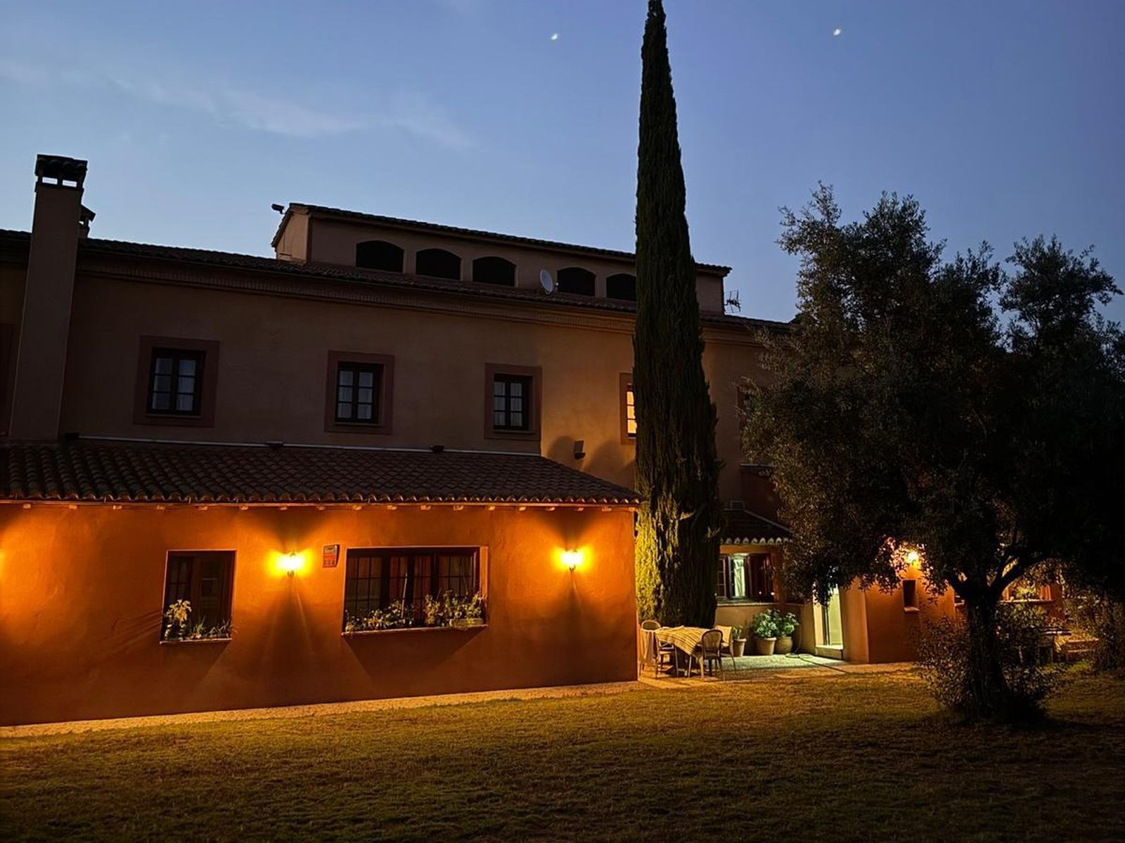 Casona Monte Lumina al anochecer